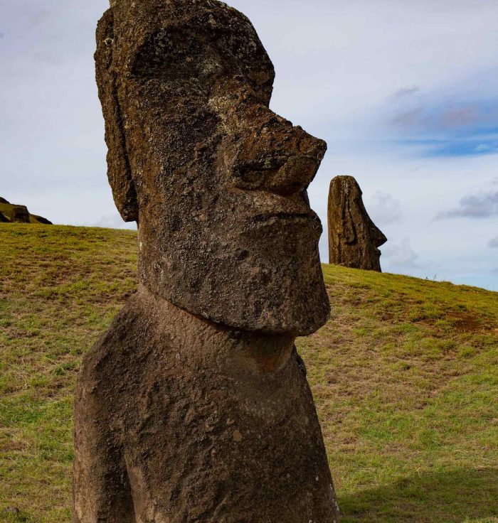 moai-statues-of-ranu-raraku-easter-island-chile-HCPKW7E.jpg